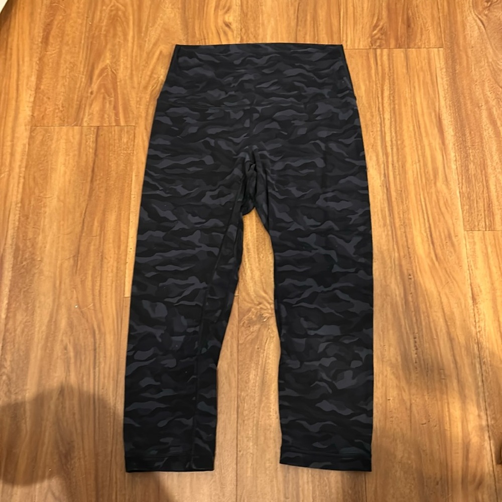 Lululemon black camo leggings size 6.  GUC. No piling